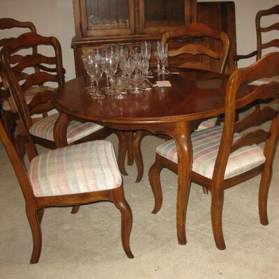 Ethan Allan dining room table with 2 leaves and 6 chairs       
           BUY IT NOW $ 595.00