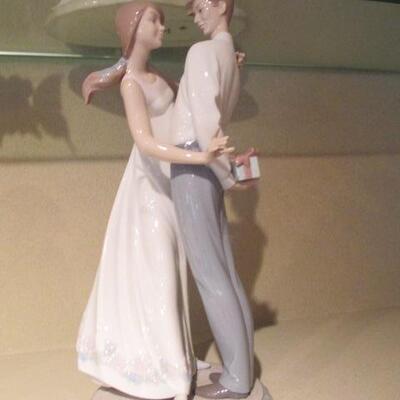 LLADRO Figurine Rare Loveâ€™s Little Surprises Couple  