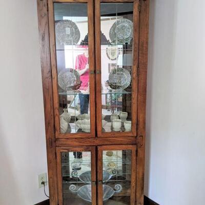 Lighted display cabinet