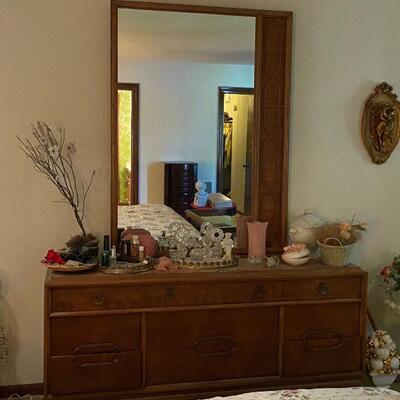 https://www.ebay.com/itm/114779776288	CV9015 Thomasville Mid Century Burled w/ Brass Dresser w/ Mirror -4/30/21 Pickup Only Estate Sale...