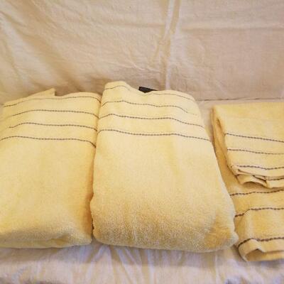 Yellow & gray towel set