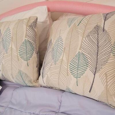 Comforter set pillows