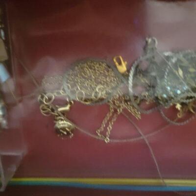 Jewelry / chains