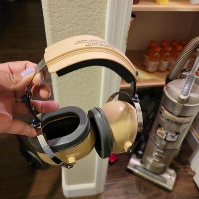 Sound cancelling headphones