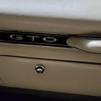 1965 Pontiac GTO glove compartiment detail