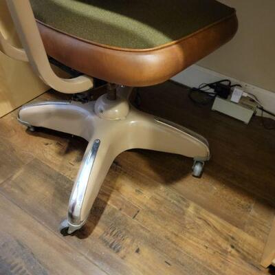 Retro green rotating office chair