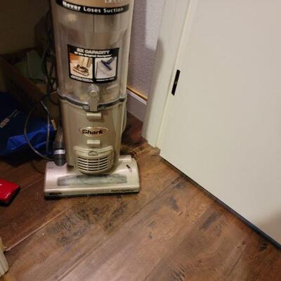 Shark navigator deluxe vacuum cleaner
