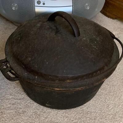 CAST IRON HAMMERED COOK POT WITH LID AND HANDLE