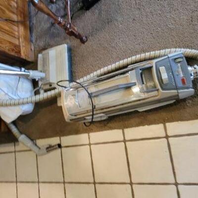 Vacuum cleaner with detachable accessory