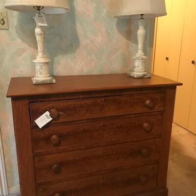 Dresser ands Lamps