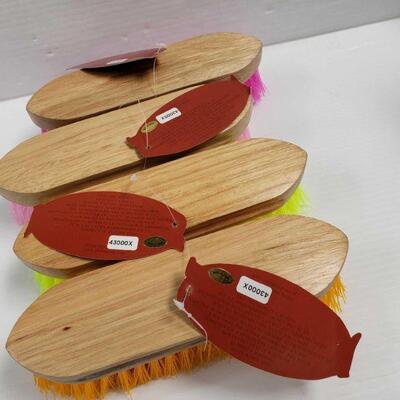 120	
4 Medium bristle brushes with wood handle measures 2" x 8"
4 Multi color Brushes
