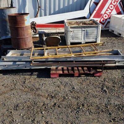 80572	

Scaffolding
2 Uprights And 2 Cross Beams. Uprights Measure Approx: 78" x 38" Cross Beams Measure Approx: 120" x...