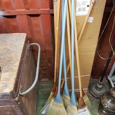 #6060 â€¢ 10 Twist Brooms