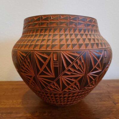 2344	

Native American M & R Romero Acoma Pottery - Signed By Artist
Signed M & R Romero Measures approx 10" x 9"