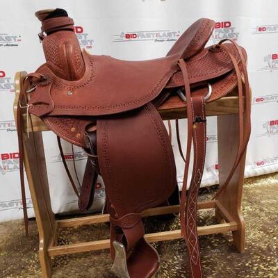 113 Showman Saddlery Horse Saddle Model 5502 17" Serial Number 3926.


