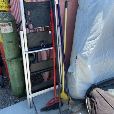 #10000 â€¢ Step Ladder and Brooms