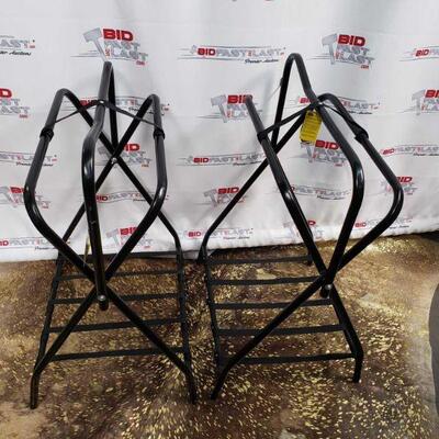 117 : 2 Western or English folding floor saddle rack. Has powder coating to give long lasting finish. 