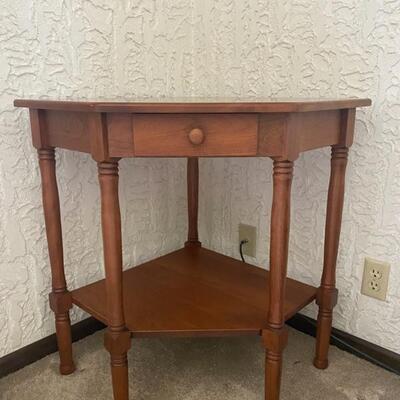 Panozzo's Amish Furniture Corner Table - 24