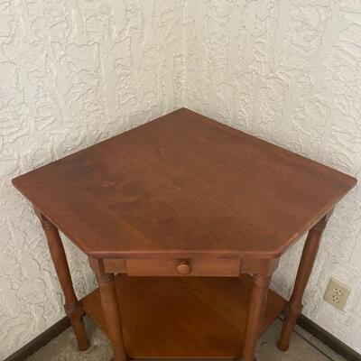 Panozzo's Amish Furniture Corner Table - 24