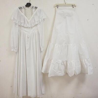 1281	LOT INCLUDING A VINTAGE LACE WEDDING GOWN; GUNNE SAX BY JESSICA MCLINTOCK & A SLIP (MAKER OF SLIP IS UNKOWN) 
