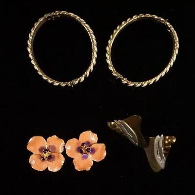 1287	LOT OF JEWELRY INCLUDING TWO BRACELETS SIGNED CINER & A PAIR OF FLORAL EARRINGS FROM THE METROPOLITAN MUSEUM OF ART W/ ORIGINAL BOX.
