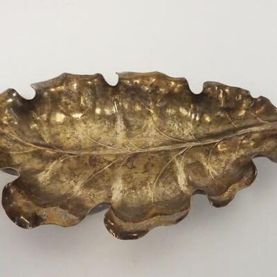 1076	STERLING DISH IN THE FORM OF A LEAF, 5.64 TOZ, 10 1/2 IN LONG
