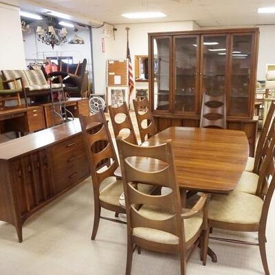 1109	MIDCENTURY MODERN DINING ROOM SET, BREAKFRONT, SERVER, TABLE W/3 LEAVES & 8 CHAIRS, BREAKFRONT HAS MISSING LEFT SIDE GLASS,...
