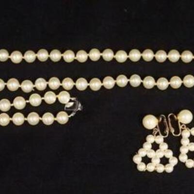 1286	LOT OF FAUX PEARL JEWELRY LOT INCLUDES A NECKLACE & BRACELET W/ MATCHING PENDANTS & TWO PAIRS OF EARRINGS, ONE PAIR IS SIGNED...