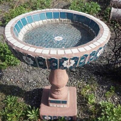 1199	BIRDBATH W/TILE ACCENTS
