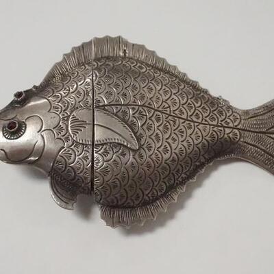1073	UNUSUAL PERFUME BOTTLE FASHIONED AFTER A FISH, HAS HINGED COMPARTMENT, REG GLASS EYES, 4 IN LONG
