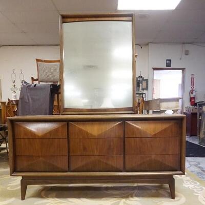 1106	UNITED DIAMOND 9 DRAWER DRESSER W/MIRROR, MIRROR FOGGED, 62 IN X 19 IN X 73 IN
