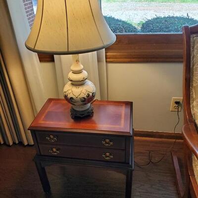 Small side table/2 drawers, lamp