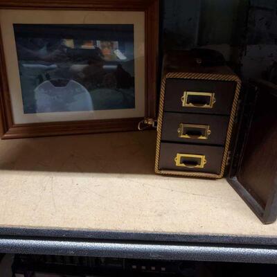 3152	

Framed Artwork And Portable Organizer
Framed Artwork And Portable Organizer