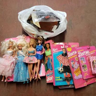 6154	

Barbie Dolls. Ken Doll. Accessories. Marvel Barbie Comic Books
6 Barbies. 1 Ken & Doll Accessories. Marvel Barbie Comic Books