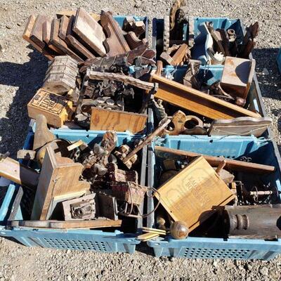 50028	

Wooden Decorations
Surrounding Items Not Included!!