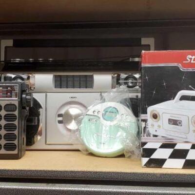 #7550 â€¢ Crosley Radio, Studehaker Boombox Blutooth CD FM Radio, Studehaker Joggable CD Player, Studehaker...
