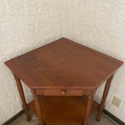 Panozzo's Amish Furniture Corner Table - 24" Wide x 24" Deep x 29.5" Tall - $75