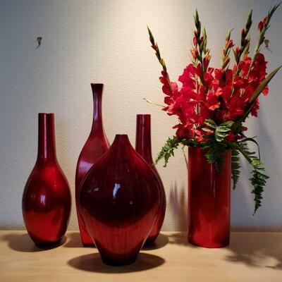 3060	

5 Red Vases
Measurements Range Approx 5"x5"x23"-11"x5"x16"
