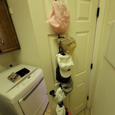 Hat rack and washing machine