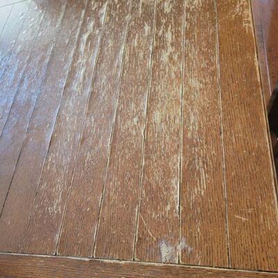 Dining table wood detail