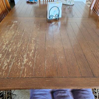 Dining table wood detail