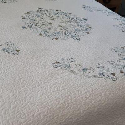 Full bed comforter detail