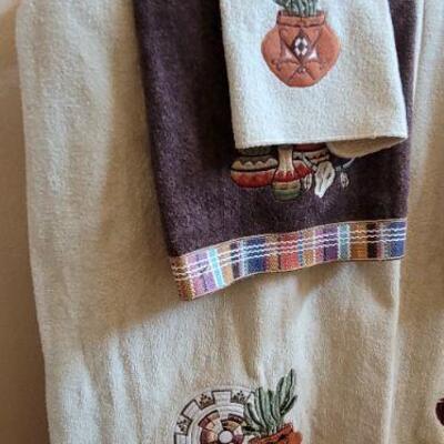 Decorative bathroom towel set