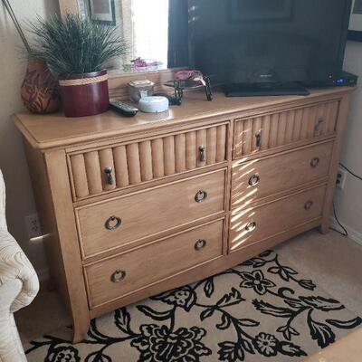 Nice double dresser, very good condition