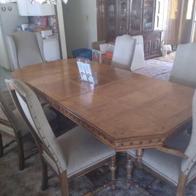Vintage Table with (6) chairs & (2) Leaf