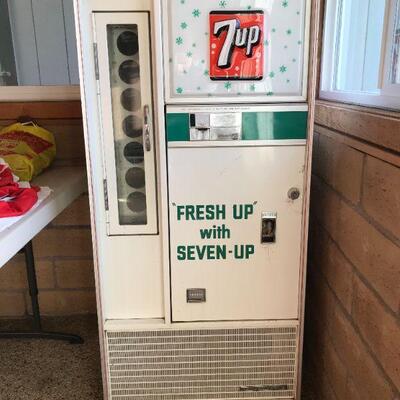 Vintage 7 up bottle machine. Works perfectly and has original key
