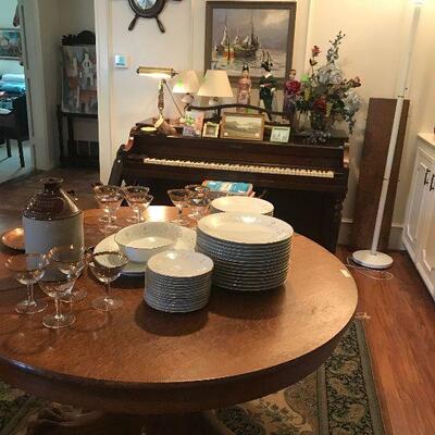 Antique Golden Oak Dining Table, Decoratives