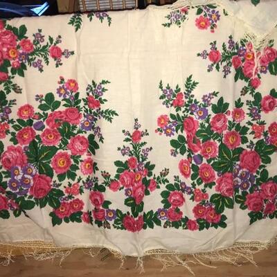 Rose patterned table  / piano cover