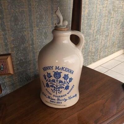 A rare find!! Vintage from the 1960s
Mid Century Stoneware Whiskey Jug, Henry McKenna Handmade Kentucky Whiskey Jug. Pristine condition...