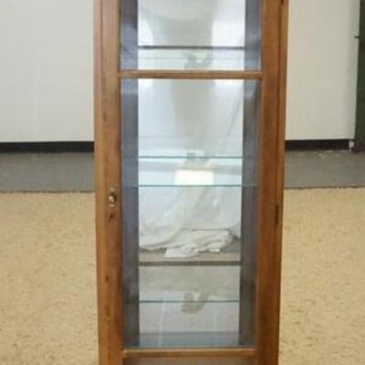 1025	ETHAN ALLEN LIGHTED DISPLAY CABINET, HAS MIRROR BACK & GLASS ADJUSTABLE SHELVES 26 IN W 73 1/2 IN H 

